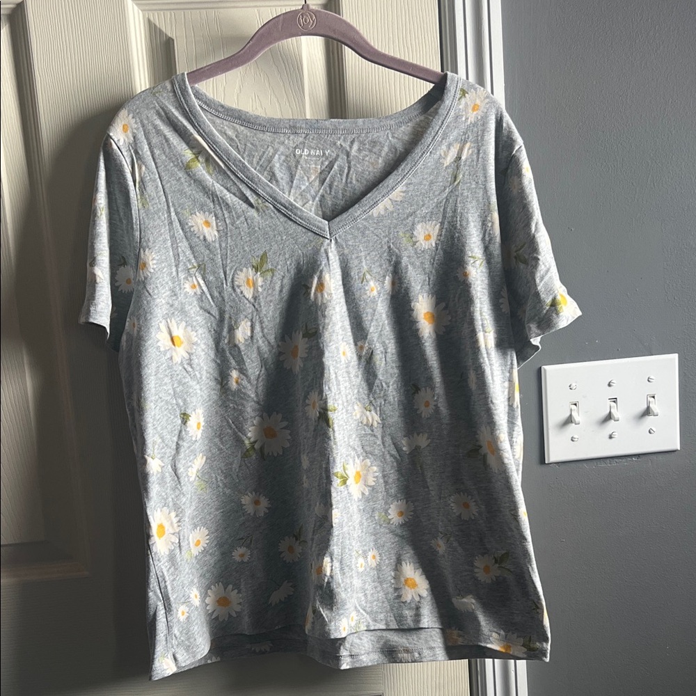 Old Navy Gray V-Neck Daisy Print Tee